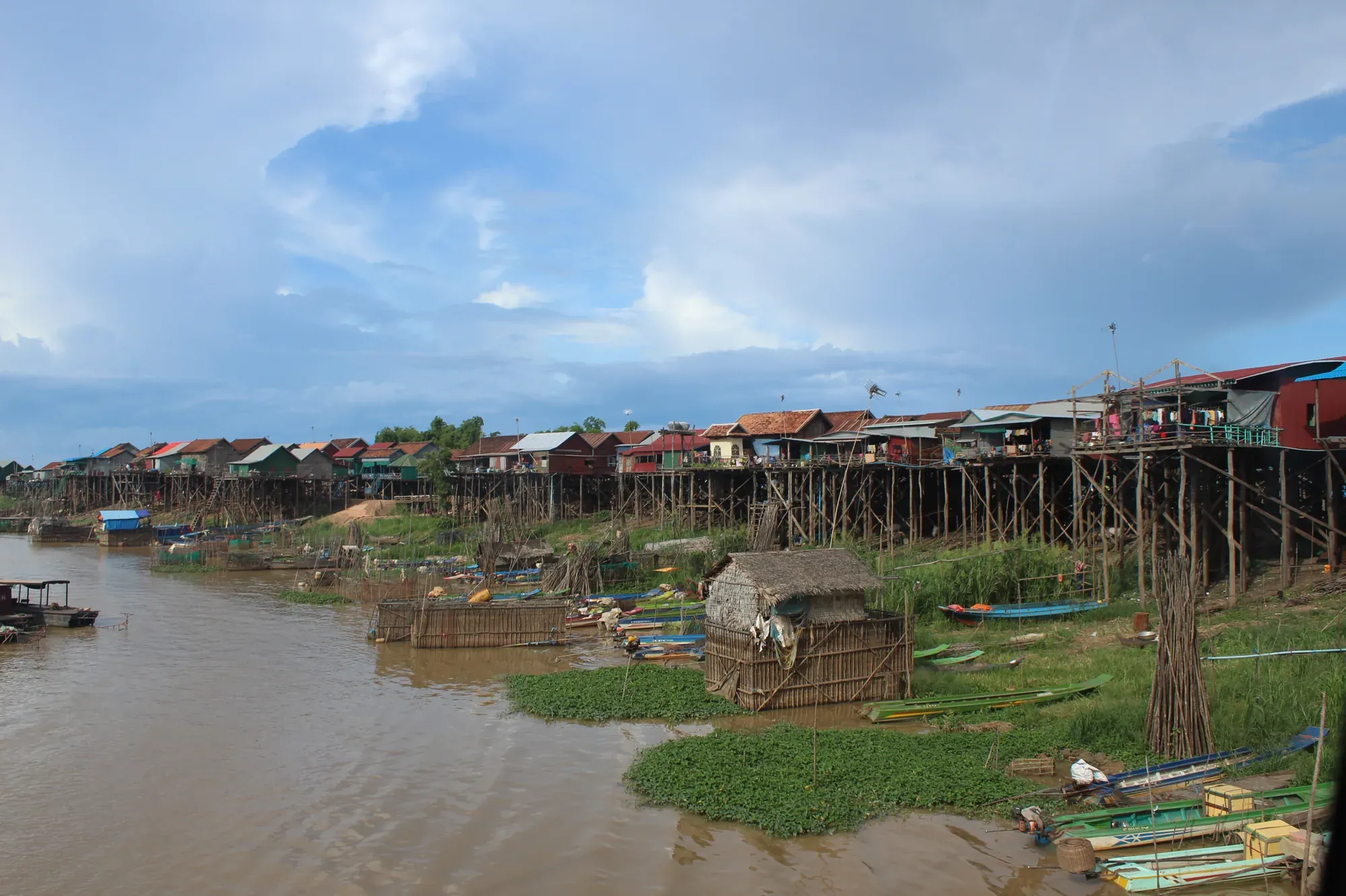 Kompong Khleang floating village seen from the water