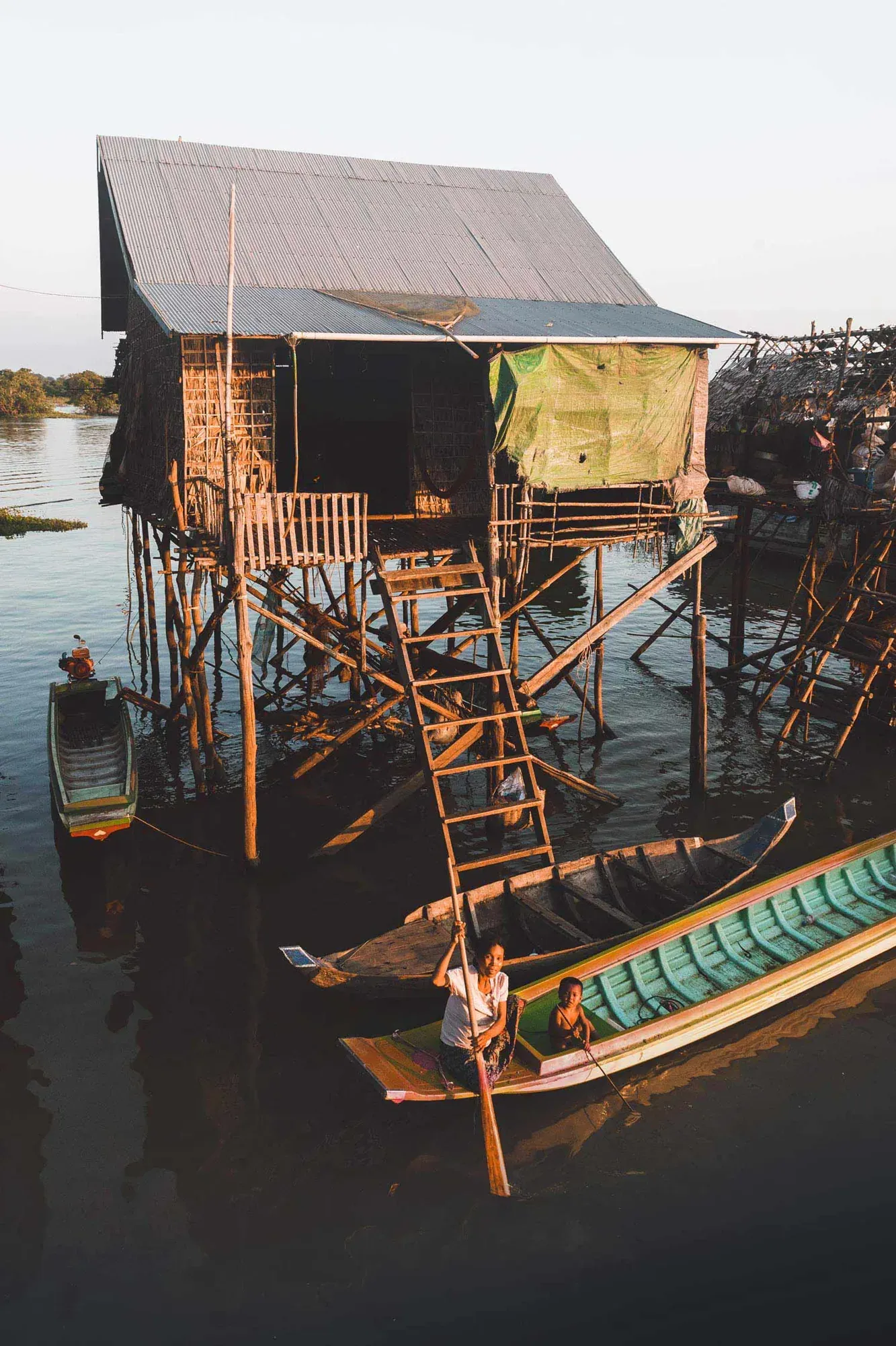 Stilt houses and boats at Kompong Khleang at dusk