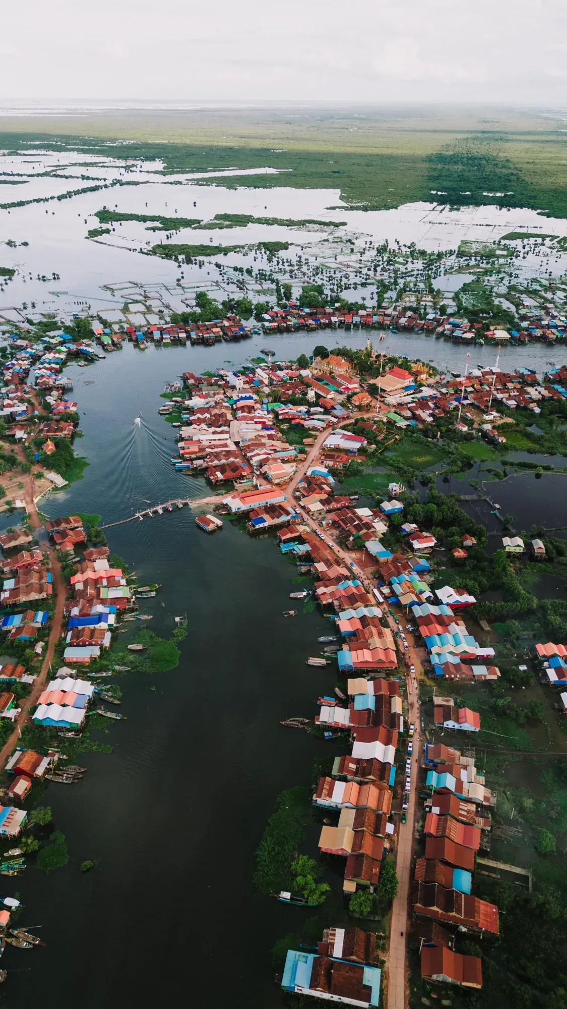 Kompong Khleang from the air: the channel, the road and the stilt villages at high water